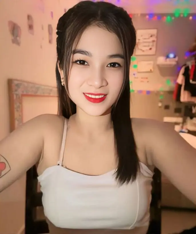 staff-young-lady-sg-besi-best-massage Female massage therapist smiling at PinkLady SG Besi